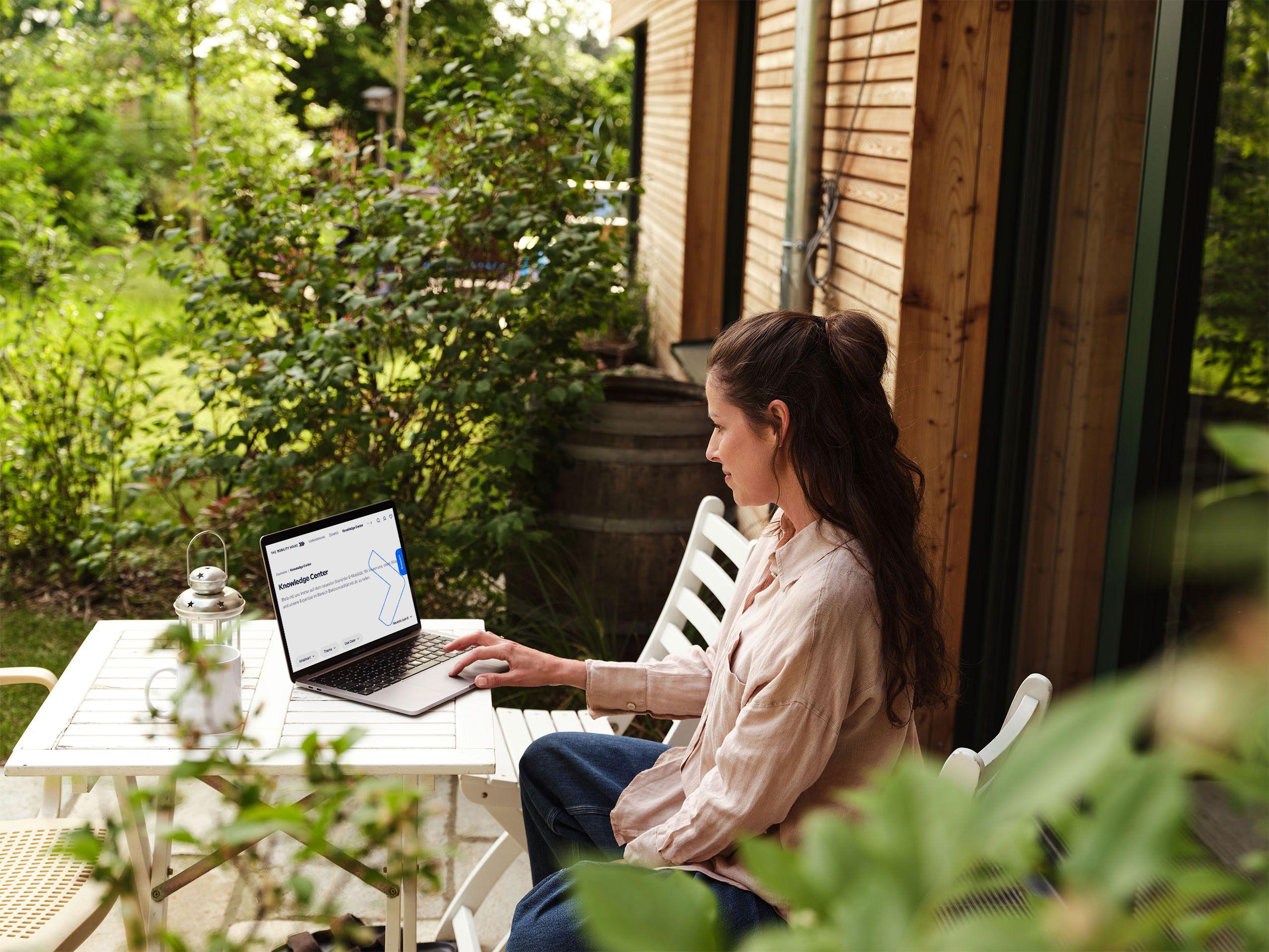 Frau prüft online ihren Energieversorger