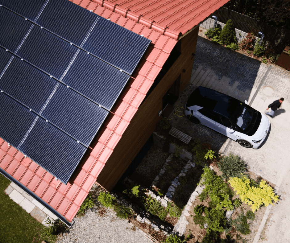 PV Anlage auf Haus mit E-Auto in Einfahrt