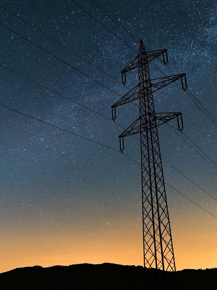 Strommast vor Sternenhimmel
